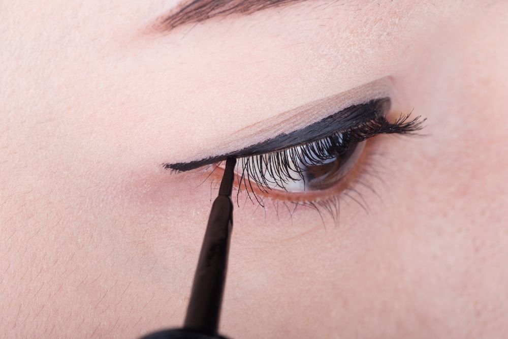 Is It Better to Use Liquid or Pencil Eyeliner?