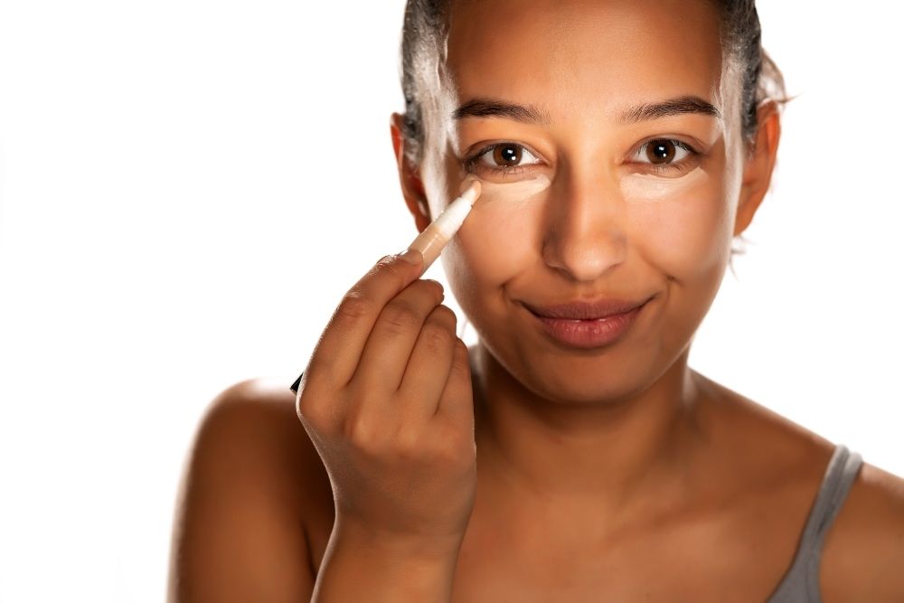 Should You Put Concealer on Eyelids Before Eyeshadow?