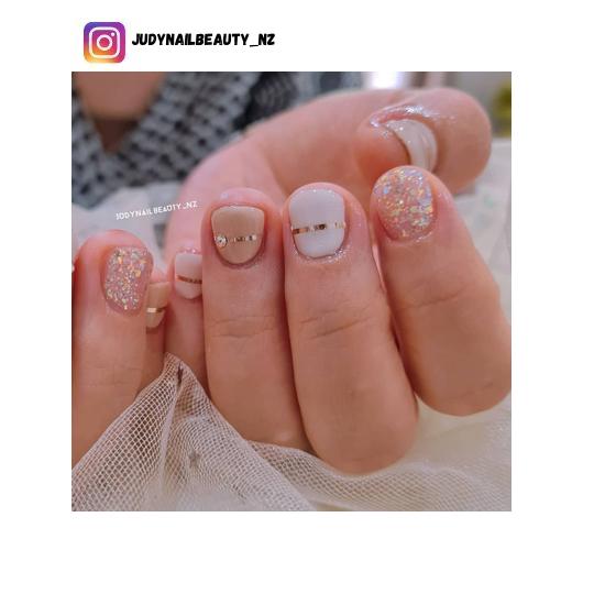 minimalist line nails