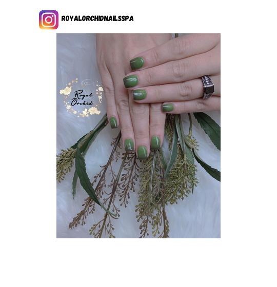 short olive green ombre nails