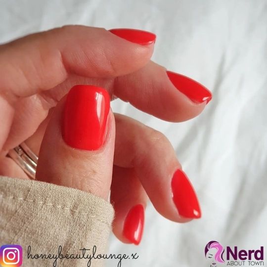 classic short red nails