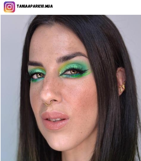 green eye makeup style