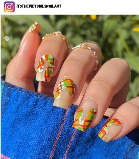 squiggly nail design