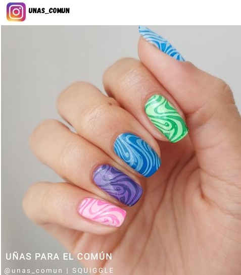squiggly nail art