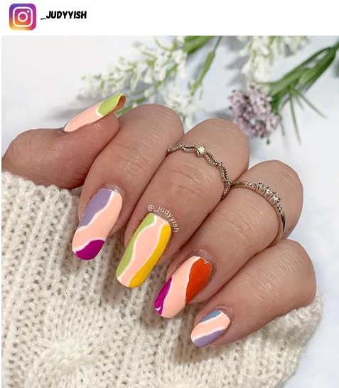 squiggly nail design