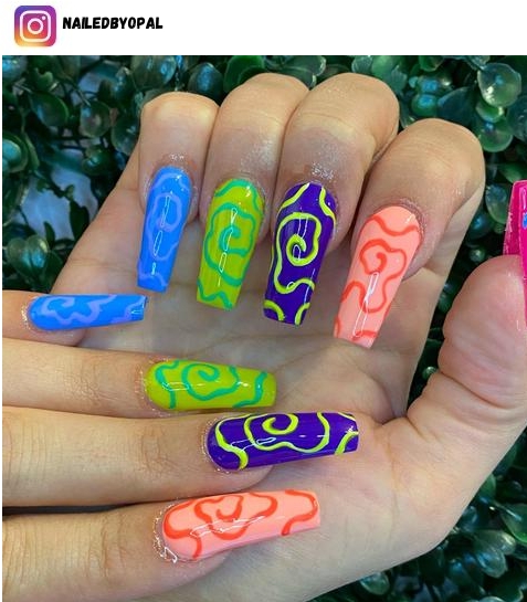 squiggly nail art