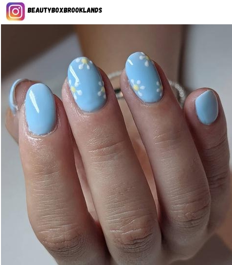 blue daisy nail design