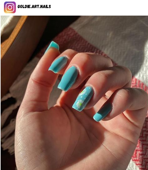 blue daisy nails