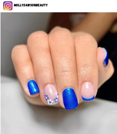 blue daisy nail